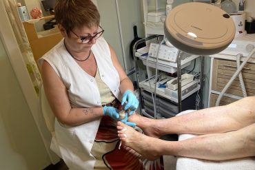 Pédicure médicale vs. Pédicure esthétique ? Mir offréiere béides!